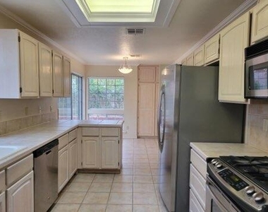 1027 Los Jardines Circle - Photo Thumbnail 6
