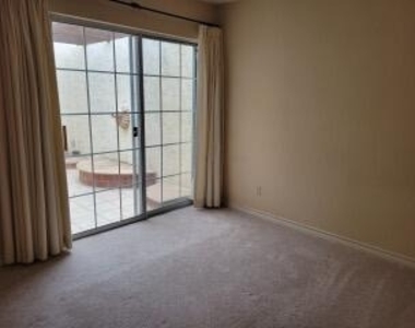 1027 Los Jardines Circle - Photo Thumbnail 15