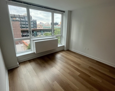 43-10 Crescent Street - LIC - Photo Thumbnail 4