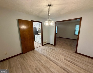 380 Shelton Woods Court - Photo Thumbnail 7