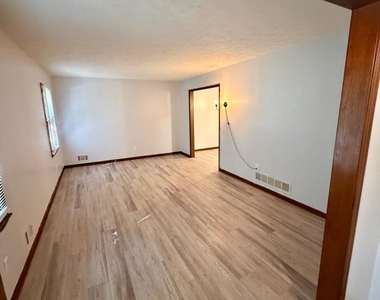 380 Shelton Woods Court - Photo Thumbnail 3