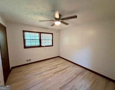 380 Shelton Woods Court - Photo Thumbnail 19