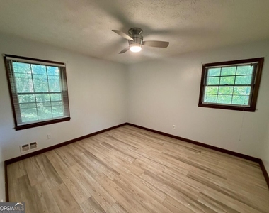 380 Shelton Woods Court - Photo Thumbnail 17