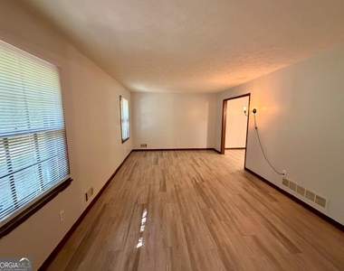 380 Shelton Woods Court - Photo Thumbnail 4