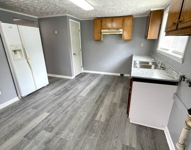 306 E Moore Street - Photo Thumbnail 5