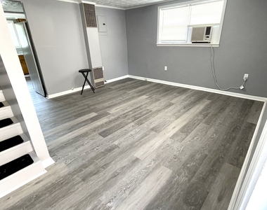 306 E Moore Street - Photo Thumbnail 2
