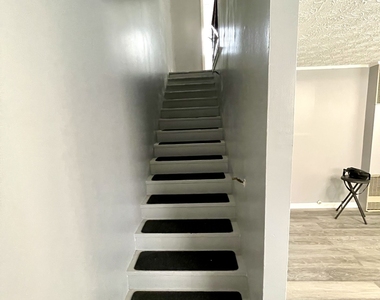 306 E Moore Street - Photo Thumbnail 4