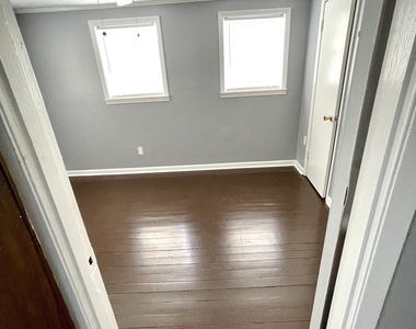306 E Moore Street - Photo Thumbnail 11