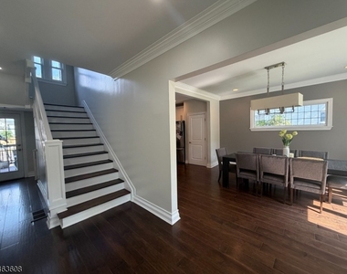 652 W 8th St - Photo Thumbnail 2