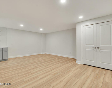221 Brighton Avenue - Photo Thumbnail 9