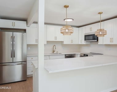 330 Shore Drive - Photo Thumbnail 16
