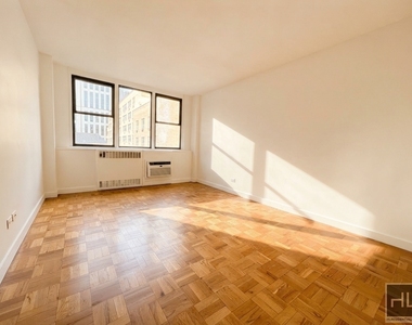 East 79th Street - Photo Thumbnail 3