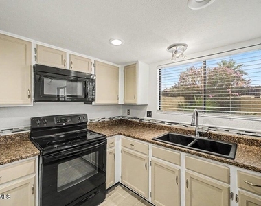 5816 W Crocus Drive - Photo Thumbnail 12