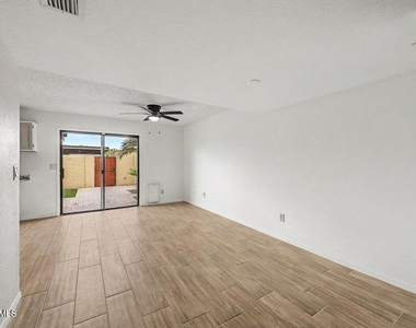 5816 W Crocus Drive - Photo Thumbnail 8