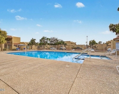 5816 W Crocus Drive - Photo Thumbnail 32