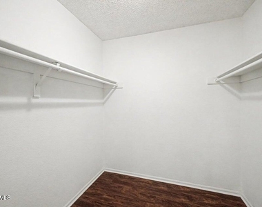 5816 W Crocus Drive - Photo Thumbnail 17