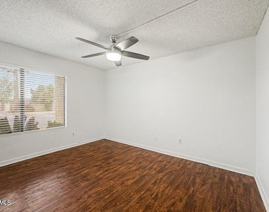 5816 W Crocus Drive - Photo Thumbnail 23