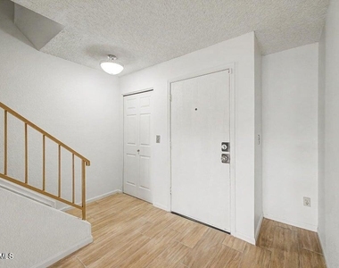 5816 W Crocus Drive - Photo Thumbnail 5