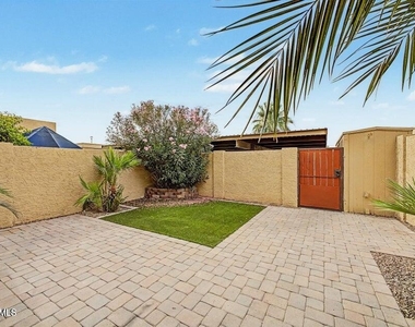 5816 W Crocus Drive - Photo Thumbnail 30