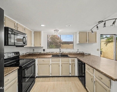 5816 W Crocus Drive - Photo Thumbnail 11