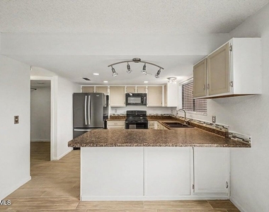 5816 W Crocus Drive - Photo Thumbnail 10