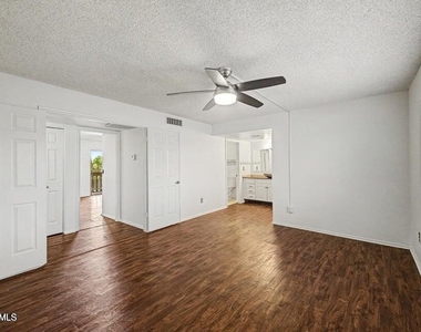 5816 W Crocus Drive - Photo Thumbnail 14