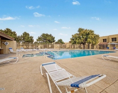 5816 W Crocus Drive - Photo Thumbnail 35