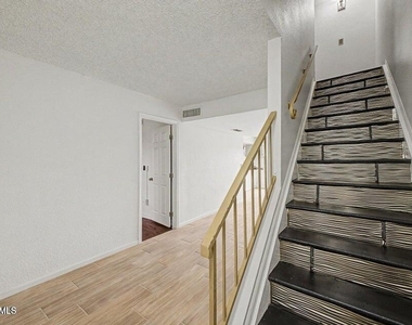 5816 W Crocus Drive - Photo Thumbnail 18
