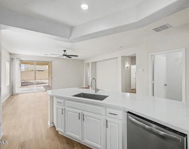 9124 W Berkeley Road - Photo Thumbnail 3