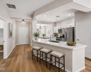 9124 W Berkeley Road - Photo Thumbnail 2