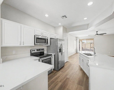 9124 W Berkeley Road - Photo Thumbnail 4