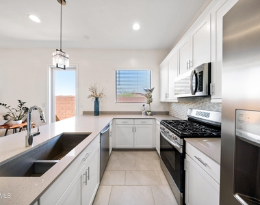 25329 N 167th Drive - Photo Thumbnail 4