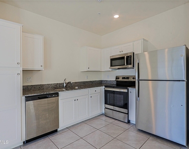 2231 W Laurie Lane - Photo Thumbnail 6