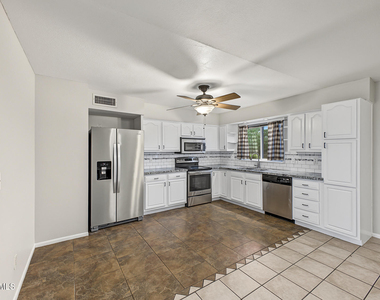 10014 N 87th Lane - Photo Thumbnail 5