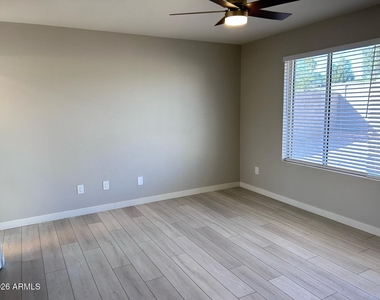 6221 E Gelding Drive - Photo Thumbnail 7