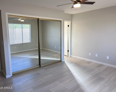 6221 E Gelding Drive - Photo Thumbnail 11