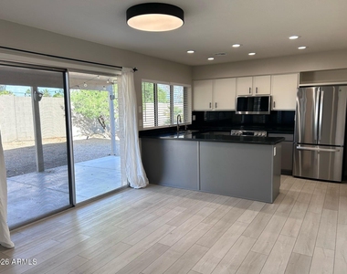 6221 E Gelding Drive - Photo Thumbnail 2