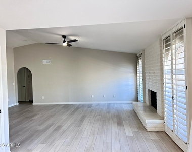 6221 E Gelding Drive - Photo Thumbnail 5