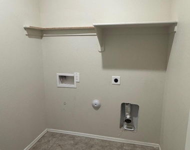 36091 W Seville Drive - Photo Thumbnail 7