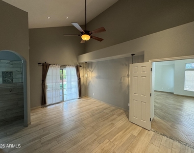 16810 S 13th Place - Photo Thumbnail 6