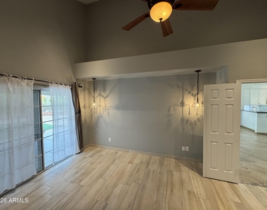 16810 S 13th Place - Photo Thumbnail 7