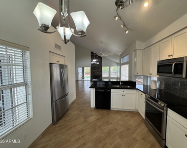 16810 S 13th Place - Photo Thumbnail 3