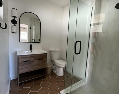 1114 W 10th Street - Photo Thumbnail 5