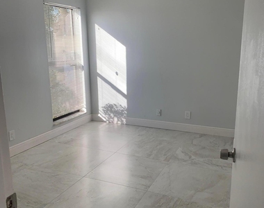 2004 Waterview Circle - Photo Thumbnail 5