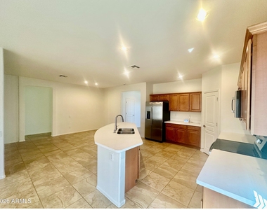 11709 W Sherman Street - Photo Thumbnail 3