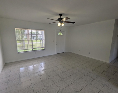 374 Sw Eastport Circle - Photo Thumbnail 2
