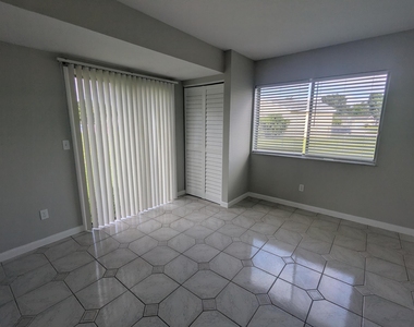 374 Sw Eastport Circle - Photo Thumbnail 11