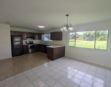 374 Sw Eastport Circle - Photo Thumbnail 4
