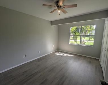 374 Sw Eastport Circle - Photo Thumbnail 8