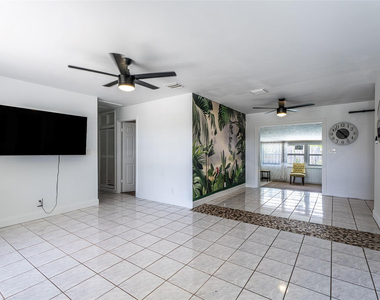 12053 Colony Avenue - Photo Thumbnail 2